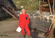 Forscherin vor Ziegenstall