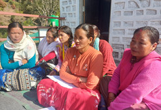 Traditionell gekleidete Frauen bei Informationsveranstaltung in Nepal