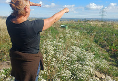 Frau zeigt auf die Landschaft